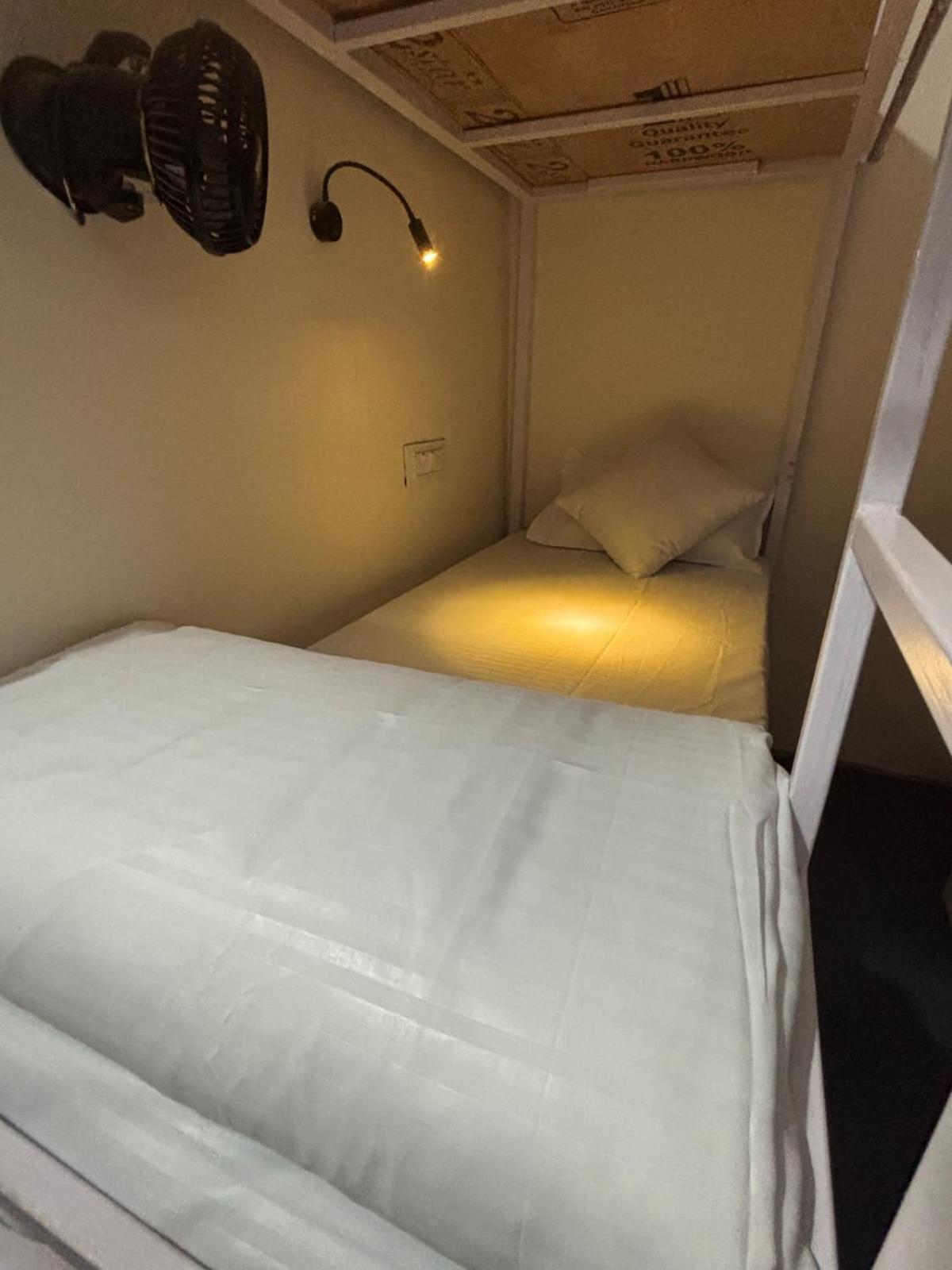 Hot - House Of Travellers, Vagator Vandrarhem Exteriör bild